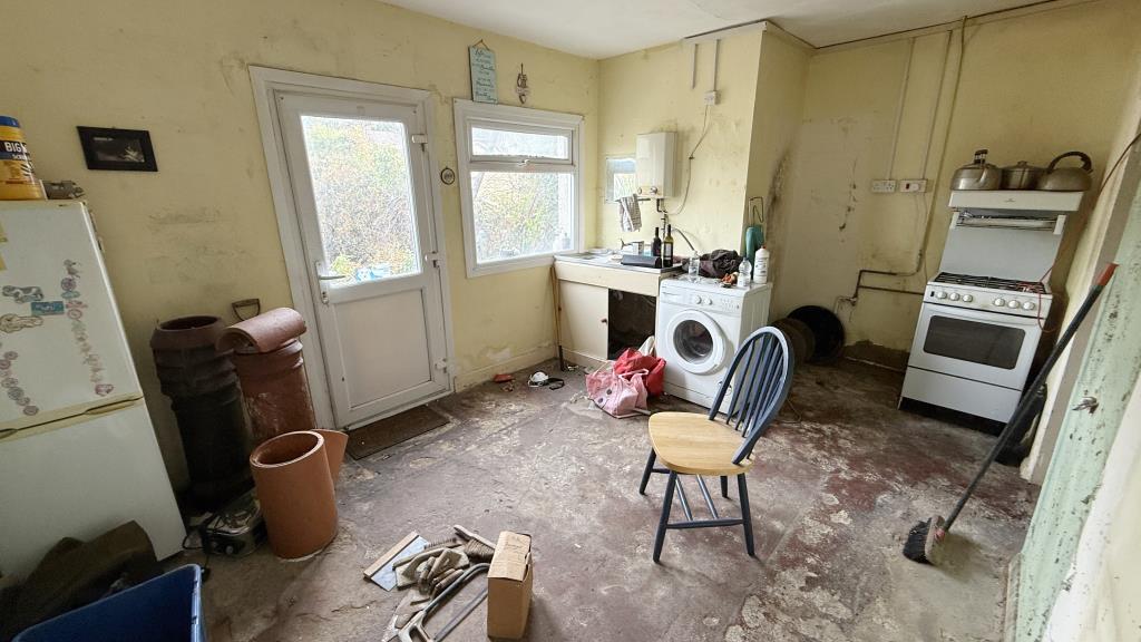 Lot: 172 - TERRACE HOUSE FOR REFURBISHMENT - Kitchen